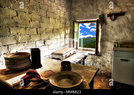 Camera con vista - casa abbandonata cucina nel villaggio alpino di Mindino, comune di Garessio,in provincia di Cuneo, Piemonte, Italia del Nord, dell'Europa. Foto Stock