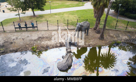 Mammut intrappolato nel display di catrame, La Brea Tar Pits, Los Angeles, California Foto Stock