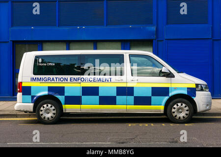 Un bianco Volkswagen casa ufficio immigrazione esecuzione van parcheggiato in Beckenham, a sud di Londra. Foto Stock