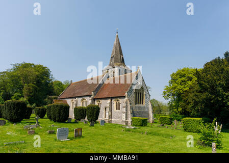 Selce tradizionali di fronte a tutti i santi della chiesa parrocchiale, Est Stratton, un piccolo villaggio vicino a Winchester in Hampshire, Inghilterra del sud su una soleggiata giornata di primavera Foto Stock
