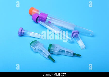 Set di forniture di laboratorio per analisi del sangue. Piastra Petri, cuvette spettrofotometro, sangue provetta. Messa a fuoco selettiva Foto Stock