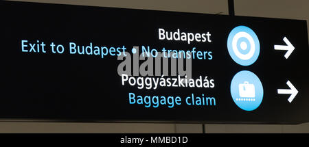 "Budapest, Ungheria - 04.25.2018: firmare in aeroporto di Budapest, Ungheria. ' Foto Stock