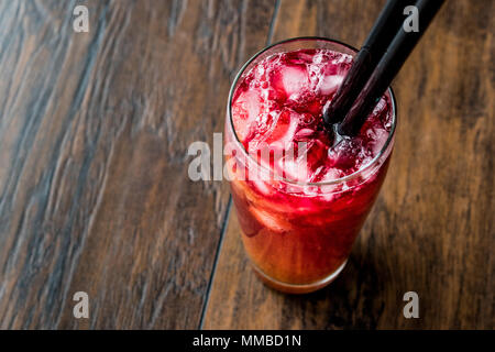 Alabama Slammer Cocktail con paglia di nero. Concetto di bevanda. Foto Stock