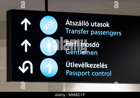 "Budapest, Ungheria - 04.25.2018: firmare in aeroporto di Budapest, Ungheria." Foto Stock
