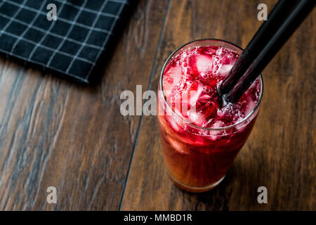 Alabama Slammer Cocktail con paglia di nero. Concetto di bevanda. Foto Stock