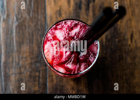 Alabama Slammer Cocktail con paglia di nero. Concetto di bevanda. Foto Stock