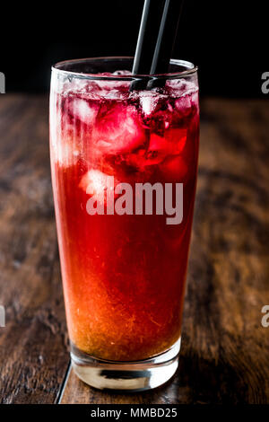 Alabama Slammer Cocktail con paglia di nero. Concetto di bevanda. Foto Stock