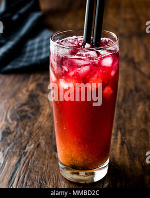 Alabama Slammer Cocktail con paglia di nero. Concetto di bevanda. Foto Stock