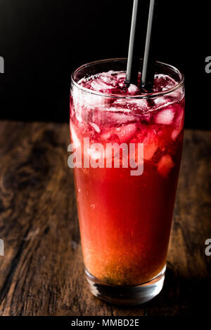 Alabama Slammer Cocktail con paglia di nero. Concetto di bevanda. Foto Stock