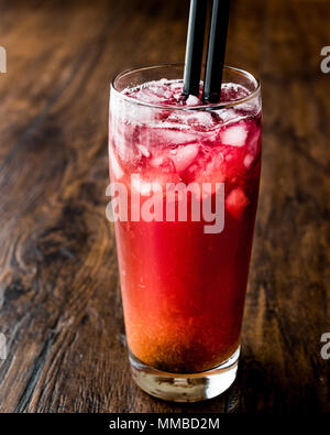 Alabama Slammer Cocktail con paglia di nero. Concetto di bevanda. Foto Stock