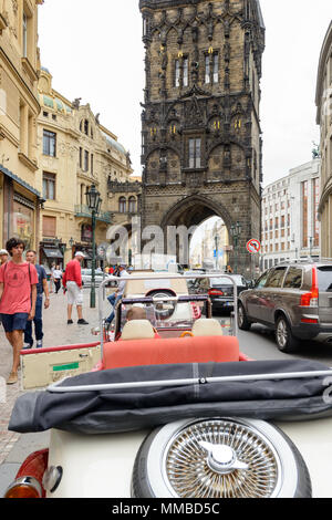 Praga, Repubblica Ceca - 24 Luglio 2017: turistici a Praga con la Torre della Polvere in backcround, è uno degli originali 13 porte della città nella città vecchia. Costruire Foto Stock