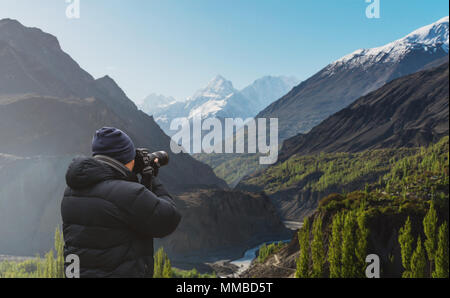 Fotografo tenendo fotografia di Hunza panorama della valle in Pakistan dalla fotocamera reflex digitale Foto Stock