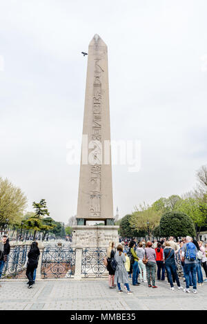 Obelisco di Teodosio o obelisco egiziano in antico ippodromo vicino a Sultanahmet,la Moschea Blu ad Istanbul in Turchia.11 Aprile 2018 Foto Stock