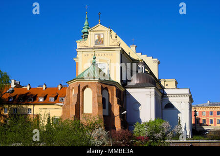 Varsavia, Mazovia / Polonia - 2018/04/22: il quartiere storico di Varsavia città vecchia - St. Anne Chiesa a Krakowskie Przedmiescie street Foto Stock