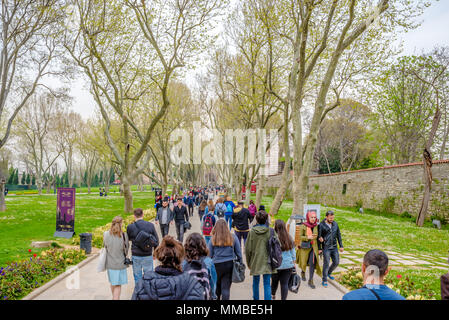Persone non identificate a piedi per inserire il Palazzo Topkapi, il museo grande destinazione,a Istanbul, Turchia.11 Aprile 2018 Foto Stock