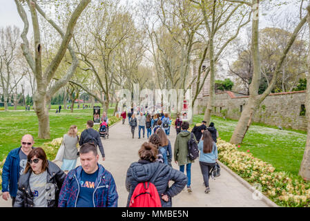 Persone non identificate a piedi per inserire il Palazzo Topkapi, il museo grande destinazione,a Istanbul, Turchia.11 Aprile 2018 Foto Stock