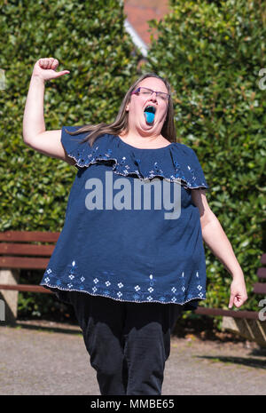 Giovane donna giocare intorno, essendo divertenti e far ridere. Buon senso dell'umorismo. Donna al divertimento in estate. Godersi la vita concetto. Foto Stock