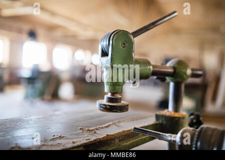 Una apparecchiatura per la lavorazione del legno in falegnameria officina. Foto Stock