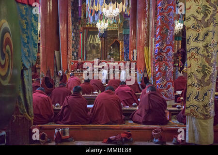 Monaci Tibetani all'interno del Monastero Gonchen in Dege, Sichuan, in Cina Foto Stock