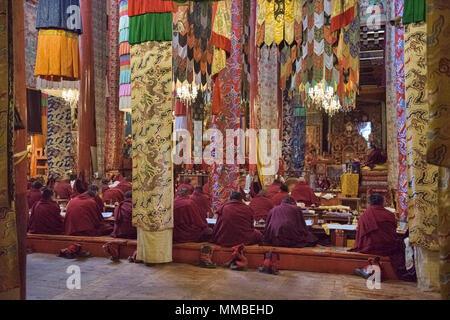 Monaci Tibetani all'interno del Monastero Gonchen in Dege, Sichuan, in Cina Foto Stock