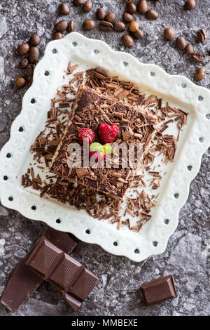 Tiramisu dessert torta con cioccolato grattugiato, lampone e menta Foto Stock