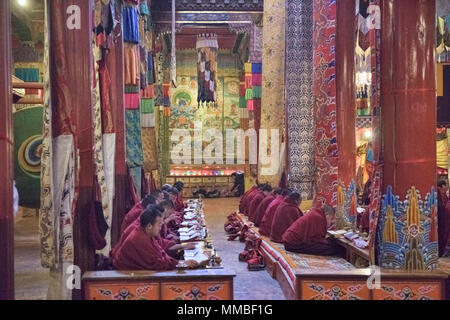Monaci Tibetani all'interno del Monastero Gonchen in Dege, Sichuan, in Cina Foto Stock