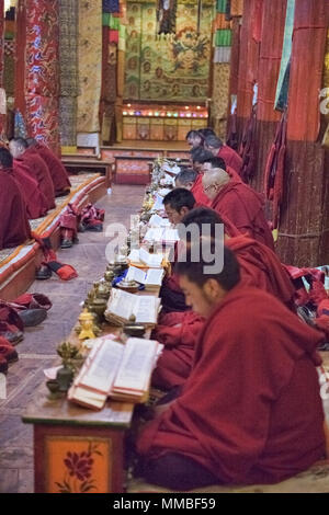 Monaci Tibetani all'interno del Monastero Gonchen in Dege, Sichuan, in Cina Foto Stock