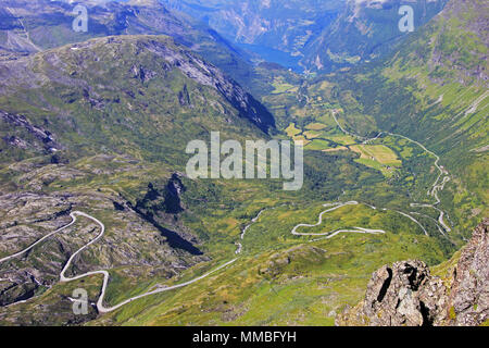 Vista panoramica dalla cima del Dalsnibba Nibbevegen sulla strada che conduce a Geiranger Fjord, Norvegia Foto Stock