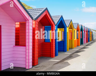 Nuovo chalet sulla spiaggia sulla spianata di Saltburn dal Sea North Yorkshire recentemente costruita pronto per il noleggio durante la stagione estiva Foto Stock