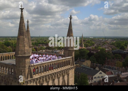 Il coro di St John's College di Cambridge, eseguire il giorno dell'Ascensione carol dalla cima della torre della cappella presso il St John's College, una tradizione che risale al 1902. Foto Stock