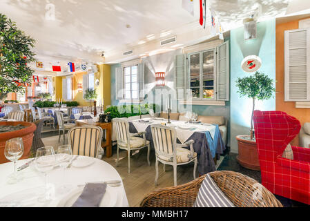 Mosca - Agosto 2014: lussuoso interno Mediterraneo bar ristorante "La Taverna". Sala decorata come una strada della città vecchia Foto Stock