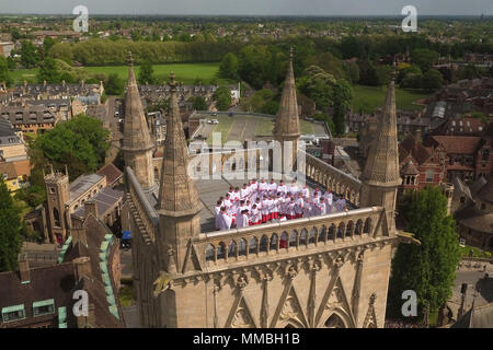 Il coro di St John's College di Cambridge, eseguire il giorno dell'Ascensione carol dalla cima della torre della cappella presso il St John's College, una tradizione che risale al 1902. Foto Stock