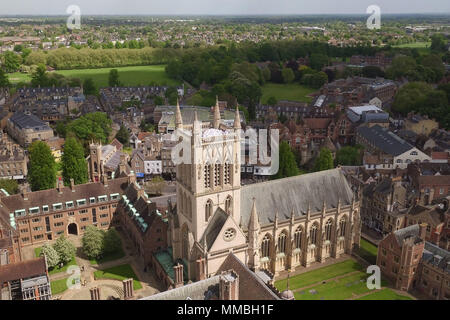 Il coro di St John's College di Cambridge, eseguire il giorno dell'Ascensione carol dalla cima della torre della cappella presso il St John's College, una tradizione che risale al 1902. Foto Stock