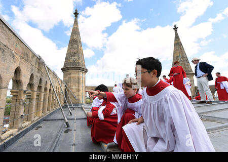 Choriester Alan (destra) e Harry prendere in vista prima del coro di St John's College di Cambridge, eseguire il giorno dell'Ascensione carol dalla cima della torre della cappella presso il St John's College, una tradizione che risale al 1902. Foto Stock