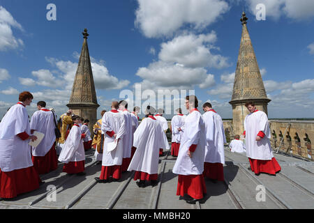 Il coro di St John's College di Cambridge, preparare per eseguire il giorno dell'Ascensione carol dalla cima della torre della cappella presso il St John's College, una tradizione che risale al 1902. Foto Stock