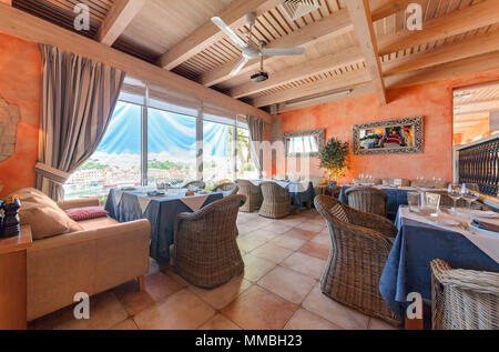 Mosca - Agosto 2014: lussuoso interno Mediterraneo bar ristorante "La Taverna". Camera con sedie di vimini Foto Stock