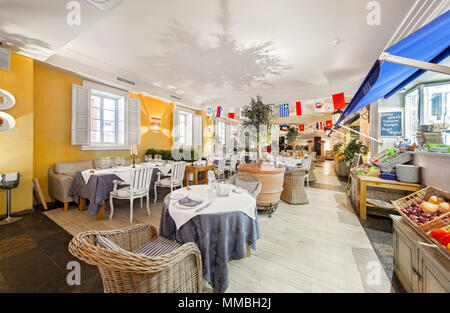 Mosca - Agosto 2014: lussuoso interno Mediterraneo bar ristorante "La Taverna". Sala decorata come un bazar con un contatore e cesti di vegetabl Foto Stock