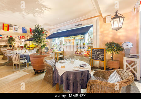 Mosca - Agosto 2014: lussuoso interno Mediterraneo bar ristorante "La Taverna". Sala decorata come un bazar con un contatore e cesti di vegetabl Foto Stock