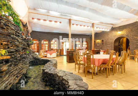 Mosca - Agosto 2014: Interno del ristorante di cucina caucasica 'Dukhan Shavo'. Hall con una cascata artificiale Foto Stock