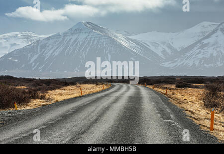 Islanda strada vuota e le montagne sullo sfondo Foto Stock