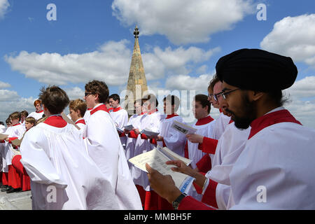 Il coro di St John's College di Cambridge, eseguire il giorno dell'Ascensione carol dalla cima della torre della cappella presso il St John's College, una tradizione che risale al 1902. Foto Stock