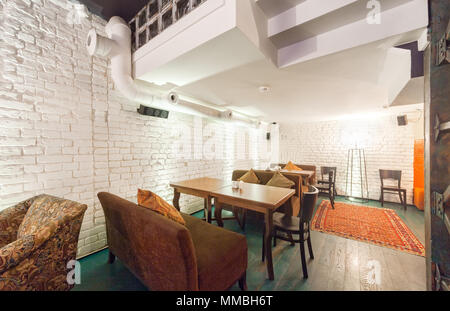 Mosca - Agosto 2014: l'interno del ristorante di cucina home " PANAEHALI' in stile loft Foto Stock