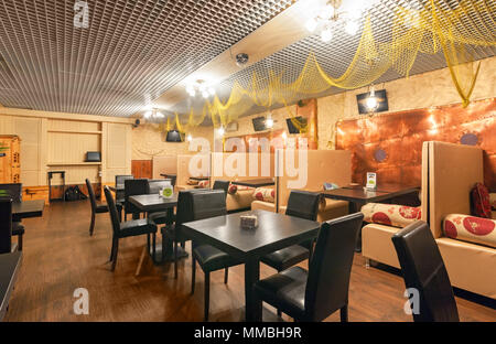 Mosca - Agosto 2014: Interno del night club "PIRAT'. Area ristorante con divani di alta Foto Stock