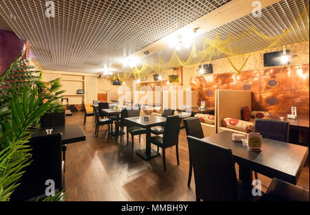 Mosca - Agosto 2014: Interno del night club "PIRAT'. Area ristorante con divani di alta Foto Stock