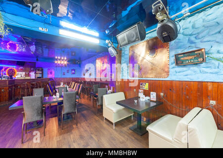 Mosca - Agosto 2014: Interno del night club "PIRAT'. Tavoli e sedie vicino al bar Foto Stock