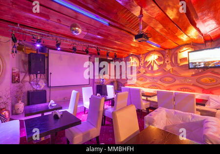 Mosca - Agosto 2014: Deluxe interior karaoke bar - "VINYL'. Camera decorata in uno stile Asiatico con una TV in bianco e arredi in pelle Foto Stock