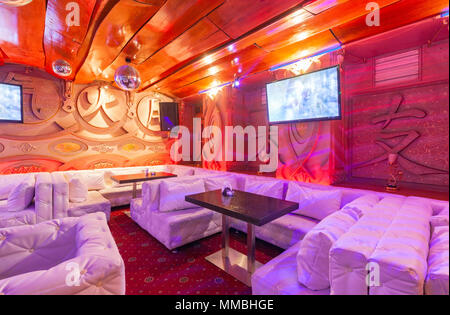 Mosca - Agosto 2014: Deluxe interior karaoke bar - "VINYL'. Camera decorata in uno stile Asiatico con una TV in bianco e arredi in pelle Foto Stock