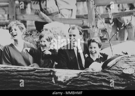 Diana, principessa di Galles gode di una giornata fuori a Thorpe Park parco divertimenti con i suoi figli, il principe Harry (l) e il principe William. Essi sono raffigurati sul "Logger salto dell' ride con il parco del regista/general manager Colin Dawson. *Regno Unito Provs soltanto. *Pic scrivania Foto Stock