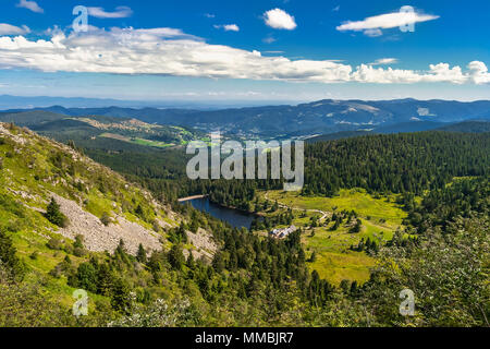 Paesaggio di montagna: affacciato su vista dal Gazon du Faing sul lago Forlet nelle montagne Vosges in estate, Vosges, Francia. Foto Stock