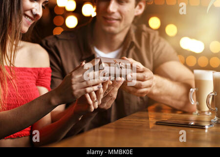Carino coppia su una data presso il cafe Foto Stock